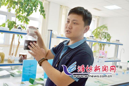 王曉凱正在介紹“旱地寶”的優(yōu)勢(shì)。